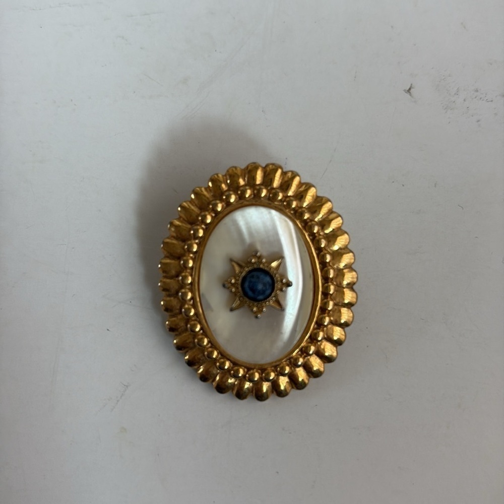Vintage style gold tone mother of pearl like center w blue stone clip on earring - Picture 2 of 12